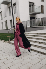 madingas laisvalaiko kostiumas moterims