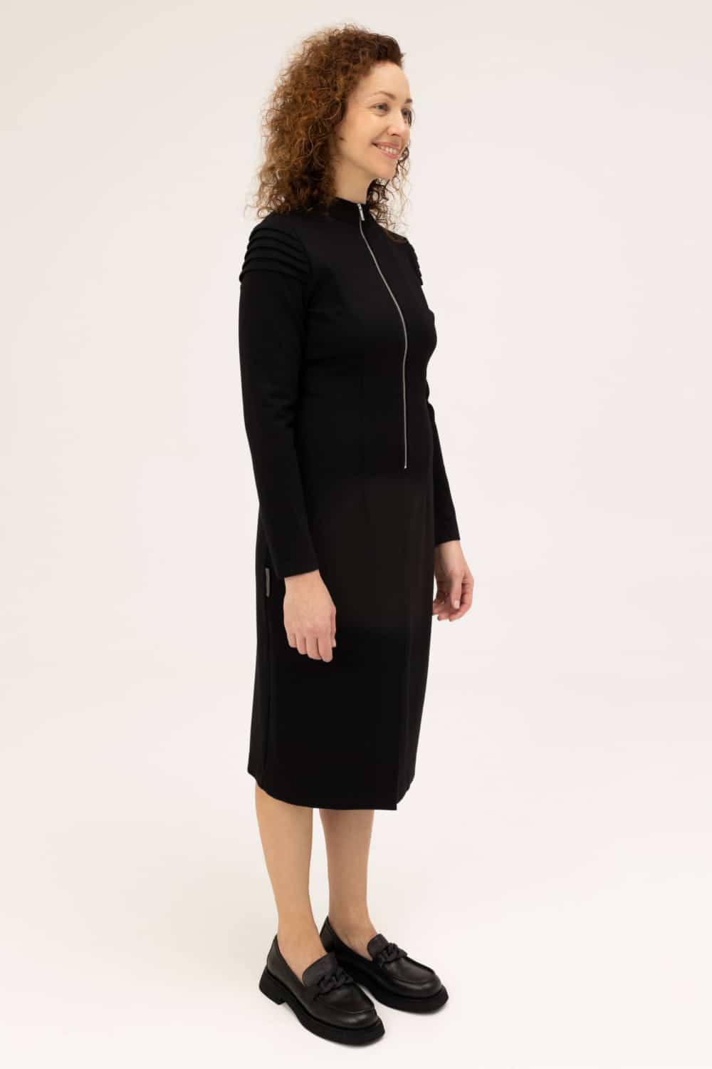 juodos spalvos smart casual suknelė