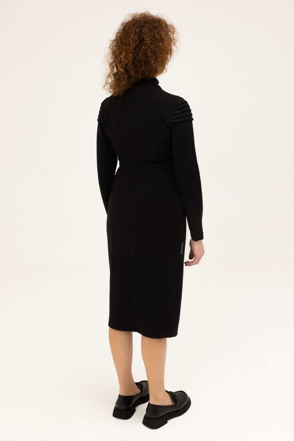 juodos spalvos smart casual suknelė
