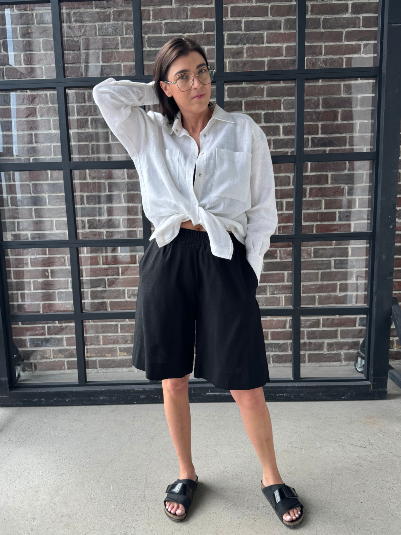 Platūs lininiai šortai aukštu liemeniu