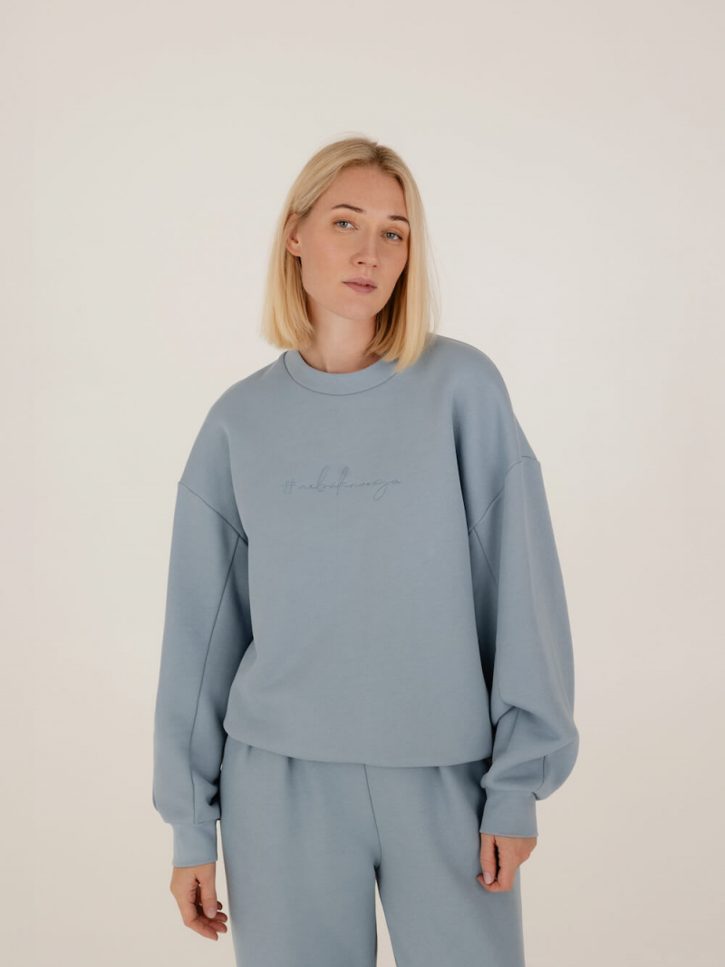 Oversized džemperis su išsiuvinėtu logotipu