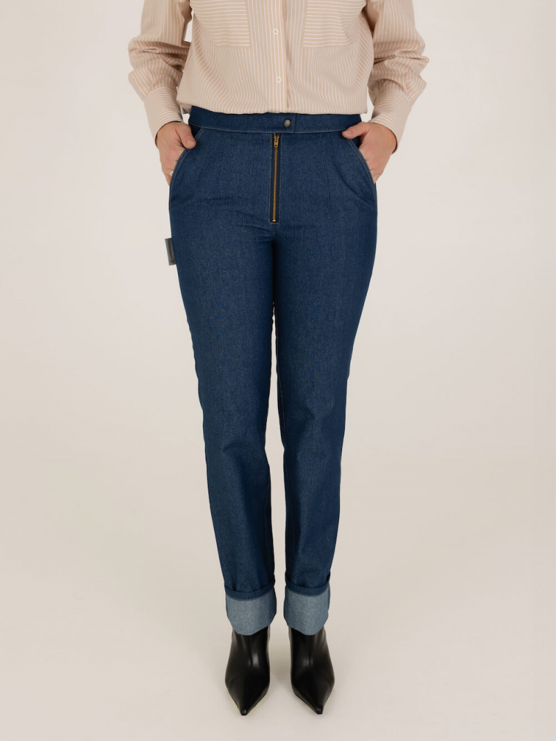 Tamsiai mėlyni džinsai su kišenėmis ir atlenkimais