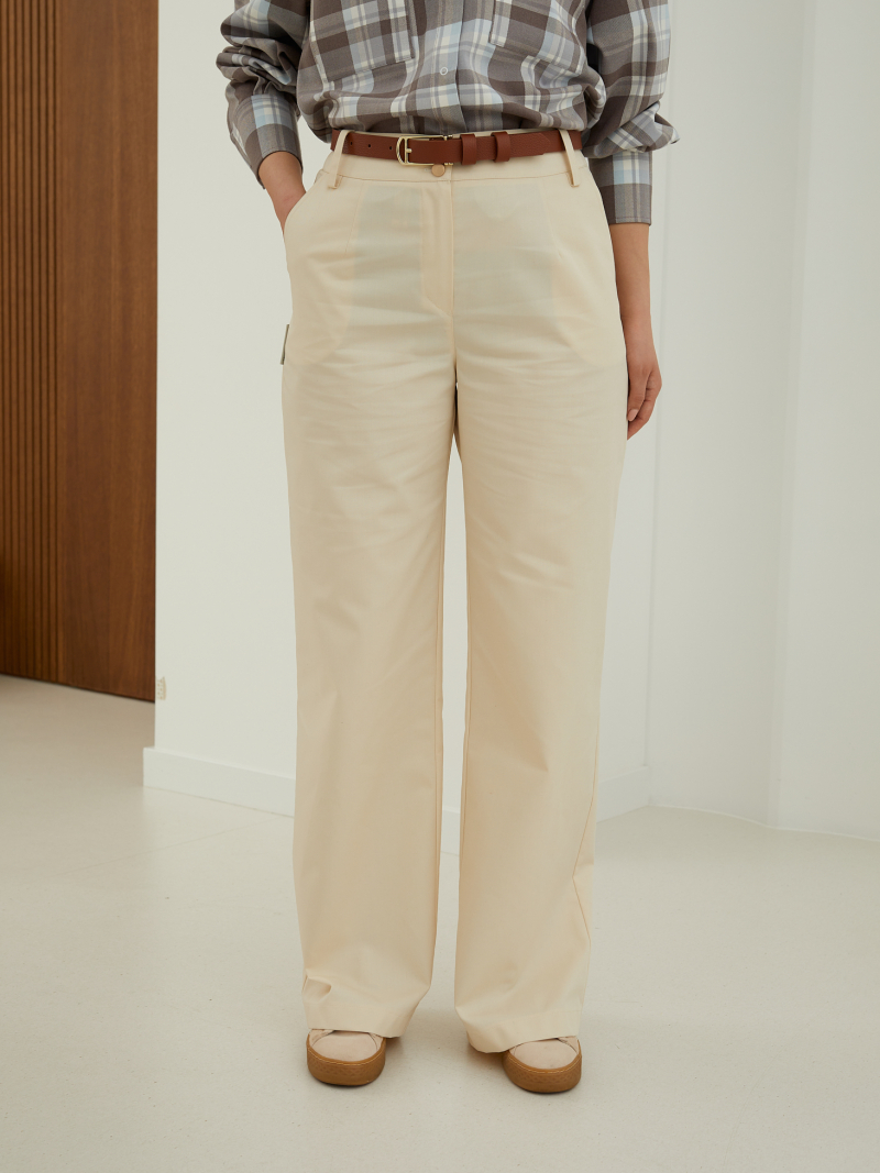 Šviesūs džinsai su skeltukais