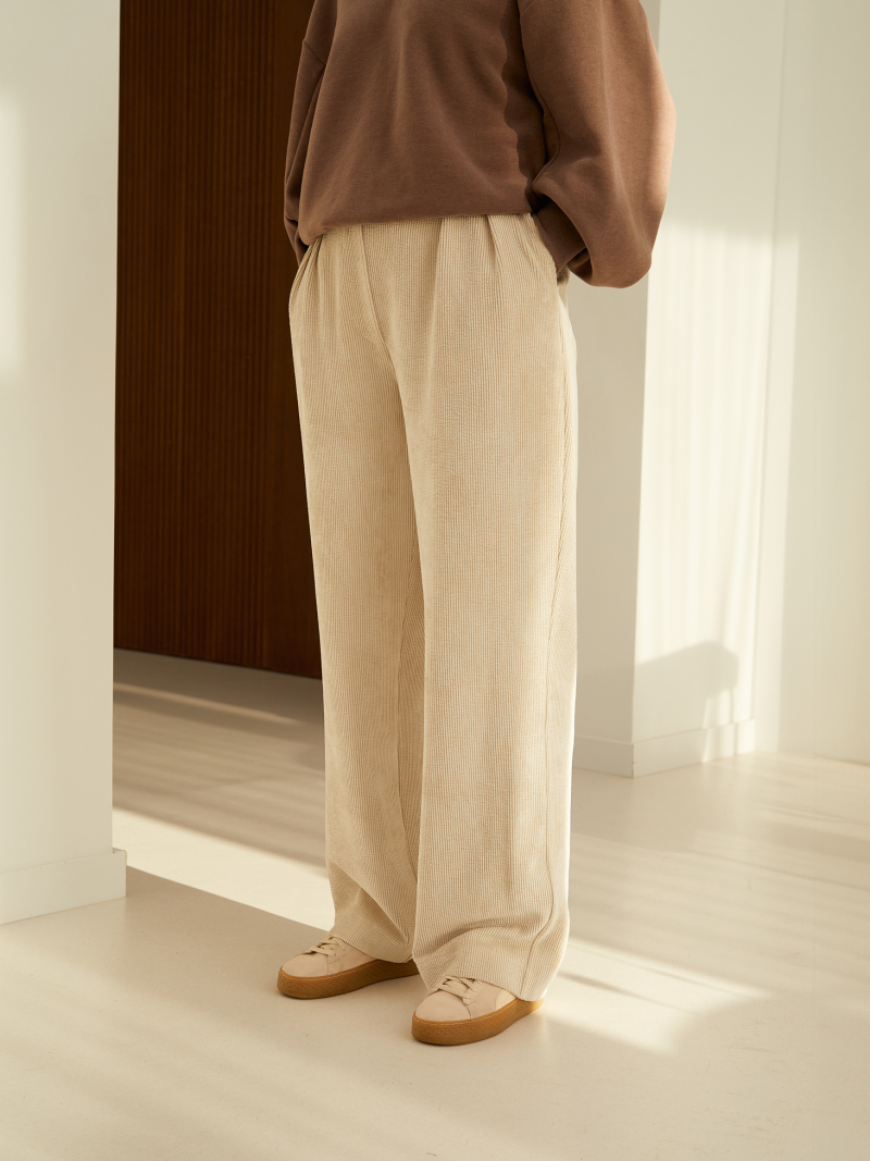 Plačios velveto kelnės su klostėmis