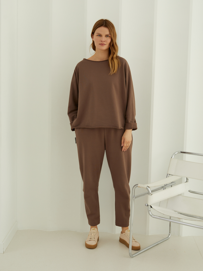 Minimalistinis džemperis su logotipu nugaroje