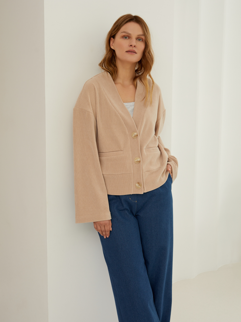 Smėlio spalvos velveto kardiganas plačiomis rankovėmis