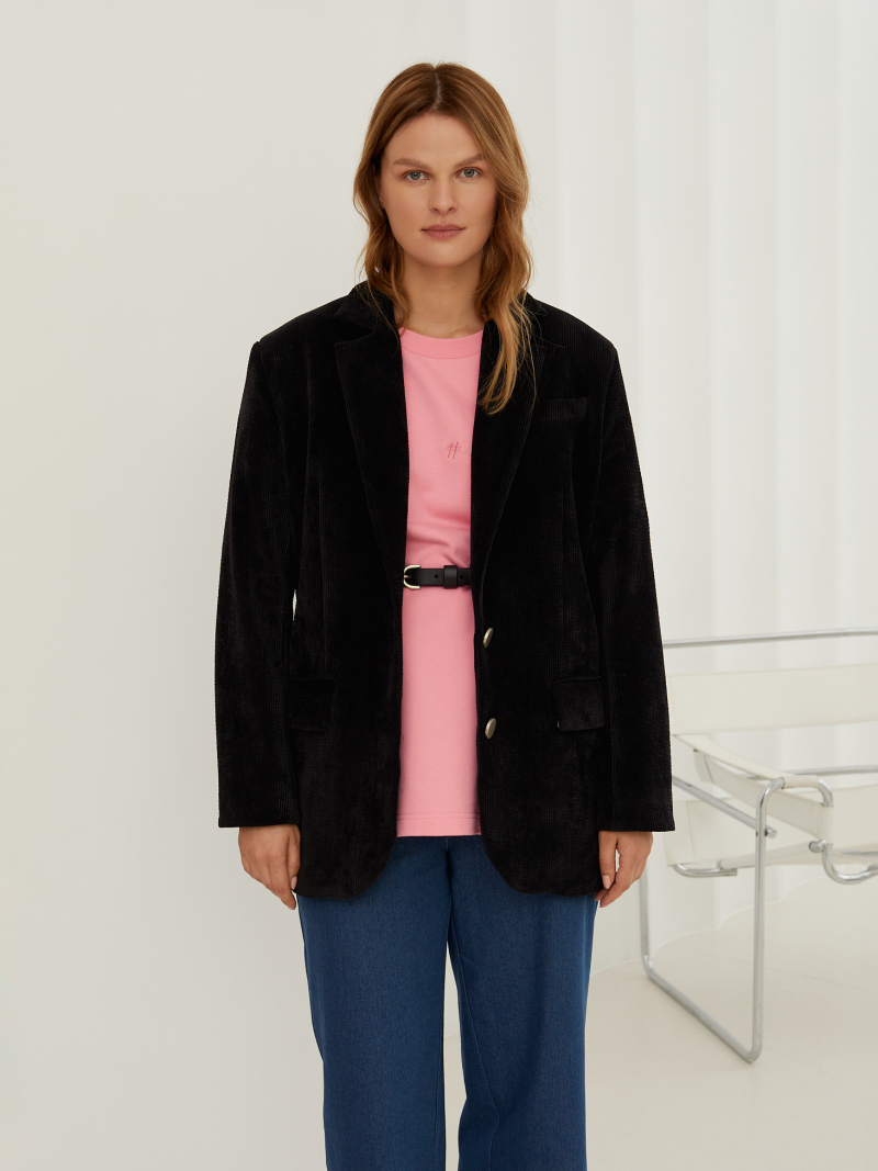 Juodas velvetinis švarkas su išryškintais pečiais