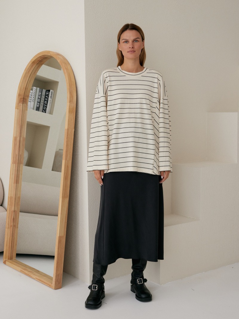 Juodas slip stiliaus sijonas