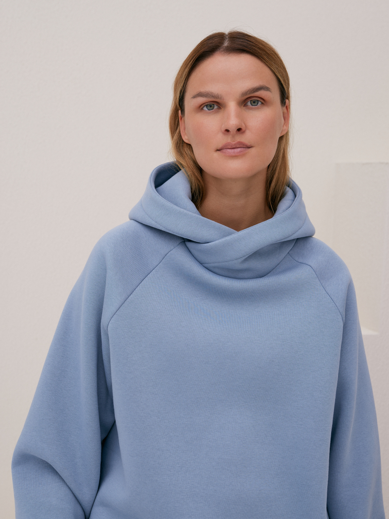 Džemperis su dideliu kapišonu