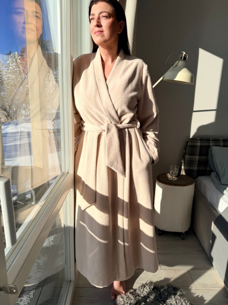 Ilgas chalatas plačiomis rankovėmis